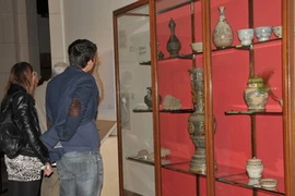 Khách tham quan triển lãm. (Ảnh: Hương Giang/Vietnam+)