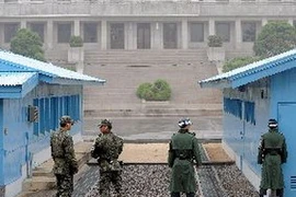 Binh sỹ Hàn Quốc và Triều Tiên gác tại làng đình chiến Panmunjom, khu phi quân sự giữa Triều Tiên và Hàn Quốc. (Nguồn: AFP/TTXVN)