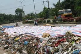 Bãi rác Xuân Sơn bị phong tỏa, rác lại tràn ngập thị xã Sơn Tây. (Nguồn: phapluatxahoi.vn)