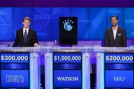 Hai cựu vô địch Ken Jennings và Brad Rutter thi tài cùng máy tính Watson trong chương trình Jeopardy. (Nguồn: AP) 