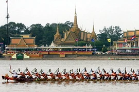 Đua thuyền trên sông Tonle Sap. (Nguồn: AP)