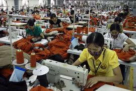 Dây chuyền may quần áo xuất khẩu. (Ảnh: Trọng Đạt/TTXVN)