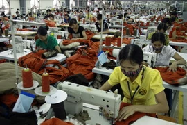 Dây chuyền may quần áo xuất khẩu. (Ảnh: Trọng Đạt/TTXVN)