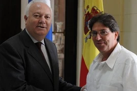 Ngoại trưởng Tây Ban Nha Miguel Angel Moratinos (trái) và Ngoại trưởng Cuba Bruno Rodríguez. (Nguồn: Getty Images)