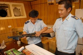 Tang vật thu giữ được. (Ảnh: Hoàng Anh Tuấn/Vietnam+)