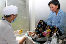 Điều trị cho bệnh nhân phong. Ảnh minh họa. (Ảnh: Hữu Oai/TTXVN)