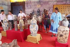 Du khách thăm quan triển lãm. (Ảnh: Huy Hùng/TTXVN)