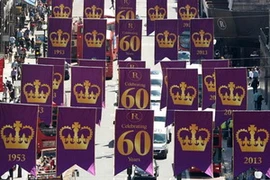 Đường phố London trang hoàng mừng 60 năm ngày Nữ hoàng Elizabeth lên ngôi. (Nguồn: EPA)