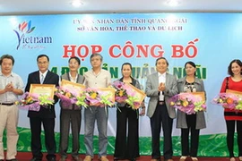 Trao Giấy chứng nhận xác lập kỷ lục Việt Nam cho đại diện các doanh nghiệp sản xuất, kinh doanh 4 loại đặc sản. (Nguồn: quangngai.gov.vn)