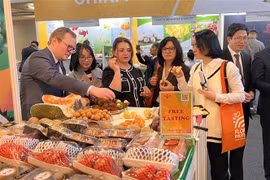 Các khách hàng quốc tế thưởng thức hoa quả Việt Nam tại Fruit Logistica 2023. (Ảnh: Phương Hoa/TTXVN)