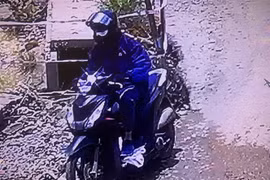 Hình ảnh nghi phạm bỏ trốn sau khi cướp tiệm vàng Tuyến Thêu. (Ảnh: TTXVN phát)