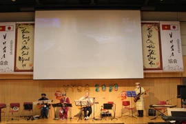 Tiết mục văn nghệ của ban nhạc Hồn Việt tại Tết VYSA 2023. (Ảnh: Đào Thanh Tùng/TTXVN)