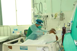 Nhân viên y tế chăm sóc bệnh nhân COVID-19 tại Khoa Bệnh Nhiệt đới, Bệnh viện Chợ Rẫy Thành phố Hồ Chí Minh. (Ảnh: Đinh Hằng/TTXVN)