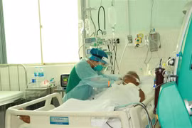 Nhân viên y tế chăm sóc bệnh nhân COVID-19 tại Khoa Bệnh Nhiệt đới, Bệnh viện Chợ Rẫy Thành phố Hồ Chí Minh. (Ảnh: Đinh Hằng/TTXVN)