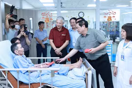 [Photo] Thủ tướng Phạm Minh Chính thăm Bệnh viện Bình Định