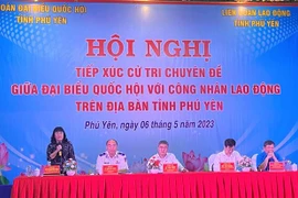 Phó Chủ tịch UBND tỉnh Phú Yên Hồ Thị Nguyên Thảo trực tiếp trả lời một số ý kiến của công nhân, người lao động trong thẩm quyền. (Ảnh: Tường Quân/TTXVN)