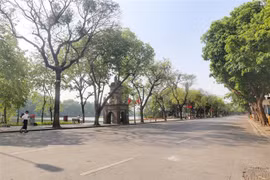 Bắc Bộ ngày nắng, Trung và Nam Bộ có mưa dông, gió giật mạnh