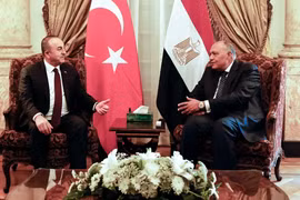 Ngoại trưởng Ai Cập Sameh Shoukry (phải) gặp người đồng cấp Thổ Nhĩ Kỳ Mevlut Cavusoglu tại Cairo. (Nguồn: AFP)