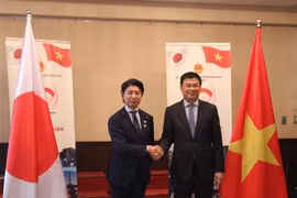 Đại sứ Phạm Quang Hiệu và Hạ nghị sỹ Yoichiro Aoyagi trong họp báo giới thiệu về Lễ hội Việt Nam tại Nhật Bản. (Ảnh: Phạm Tuân/TTXVN)