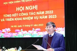 PGS,TS Nguyễn Duy Bắc, Phó Giám đốc Thường trực Học viện Chính trị quốc gia Hồ Chí Minh báo cáo tại hội nghị. (Ảnh: Văn Điệp/TTXVN)