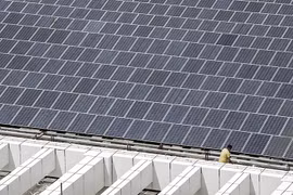 Một trang trại năng lượng Mặt Trời trên mái nhà tại trụ sở của nhà sản xuất ôtô BYD ở Thâm Quyến, tỉnh Quảng Đông phía nam Trung Quốc. (Ảnh: Bloomberg)