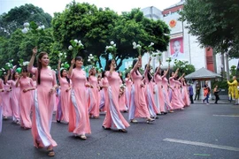 Hà Nội: Màn trình diễn áo dài gây ấn tượng với du khách quốc tế
