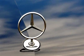 Logo của hãng sản xuất ôtô Mercedes Benz. (Nguồn: AFP/TTXVN)