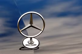 Logo của hãng sản xuất ôtô Mercedes Benz. (Nguồn: AFP/TTXVN)