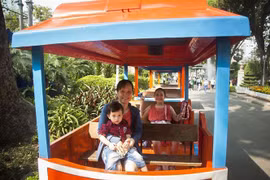 Du khách tham quan Thảo Cầm Viên bằng xe điện. (Ảnh: Hồng Đạt/TTXVN)