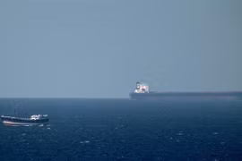 Một tàu chở dầu hướng tới Eo biển Hormuz ở ngoài khơi thành phố cảng Khasab, miền Bắc Oman. (Ảnh minh họa: AFP/TTXVN)