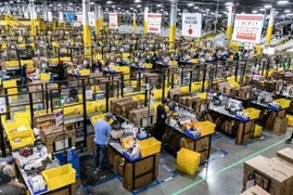 Nhân viên làm việc tại một trung tâm dịch vụ của Amazon ở Romeoville, Illinois, Mỹ. (Ảnh: Getty Image/TTXVN)
