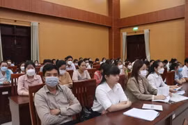 Các thí sinh tham gia dự Kỳ thi tuyển công chức tỉnh Bến Tre năm 2022. (Ảnh: Chương Đài/TTXVN)