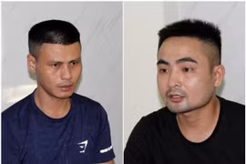 Hai đối tượng Hồ Ngọc Sao (trái) và Nguyễn Văn Thế bị bắt giữ để điều tra về hành vi “Giết người”. (Ảnh: TTXVN phát)