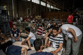 Những người được cứu trong vụ chìm tàu chở người di cư được đưa tới cảng ở thị trấn Kalamata, Hy Lạp, ngày 15/6/2023. (Ảnh: AFP/TTXVN)