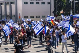 Người dân tụ tập trước tòa nhà các cơ quan chính phủ Israel đặt tại thành phố Tel Aviv. (Ảnh: Vũ Hội/TTXVN)