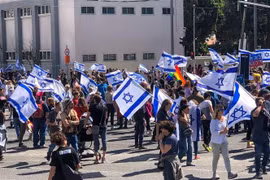 Người dân tụ tập trước tòa nhà các cơ quan chính phủ Israel đặt tại thành phố Tel Aviv. (Ảnh: Vũ Hội/TTXVN)