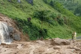 Sạt lở trên đèo Violak khiến giao thông trên Quốc lộ 24 từ Quảng Ngãi đi Kon Tum bị chia cắt. (Ảnh: TTXVN phát)