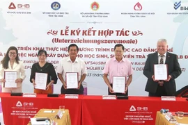 Quang cảnh lễ ký kết. (Ảnh: Thanh Hòa/TTXVN)