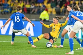 Pha tranh bóng giữa Johanna Rytting-Kaneryd (số 19) của Thụy Điển với Arianna Caruso (trái) của tuyển Italy trong trận đấu. (Ảnh: THX/TTXVN)