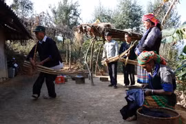 Một nghệ nhân ở Mù Cang Chải thổi Khèn Mông. (Ảnh: Tuấn Anh/TTXVN)