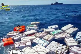 Những gói ma túy trôi trên biển ngoài khơi Sicily, Italy, ngày 17/4/2023. (Ảnh: AFP/TTXVN)