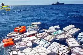 Những gói ma túy trôi trên biển ngoài khơi Sicily, Italy, ngày 17/4/2023. (Ảnh: AFP/TTXVN)