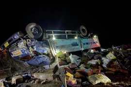 Hiện trường vụ lật xe tải tại khu vực đèo Văn Rơi ngày 15/2 khiến 1 người chết và 2 người bị thương. (Ảnh: TTXVN phát)