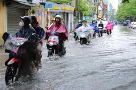 Mưa lớn gây ngập phố Triều Khúc, Hà Nội. (Ảnh: Hoàng Hiếu/TTXVN)