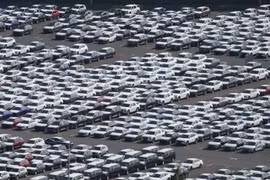 Loạt xe hơi chờ xuất khẩu tại một cảng biển gần nhà máy sản xuất của Hyundai ở thành phố Ulsan, Hàn Quốc. (Ảnh Yonhap)