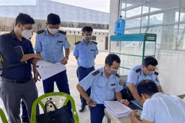 Cục Quản lý thị trường thành phố Cần Thơ kiểm tra cửa hàng xăng dầu tại xã Vĩnh Trinh, huyện Vĩnh Thạnh. (Ảnh: TTXVN phát)