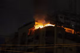 Khói lửa bốc lên sau vụ không kích của Israel xuống thành phố Gaza ngày 9/5/2023. (Ảnh: THX/TTXVN)