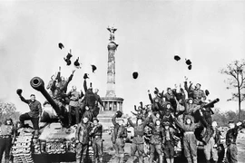 Các chiến sỹ Hồng quân Liên Xô vui mừng với chiến thắng tại Berlin, sào huyệt cuối cùng của phátxít Đức trong Chiến tranh Thế giới lần thứ hai, ngày 9/5/1945. (Ảnh: Tư liệu quốc tế/TTXVN phát)