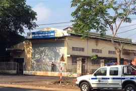 Lực lượng chức năng khám xét tại Trung tâm đăng kiểm thành phố Bảo Lộc. (Ảnh: TTXVN phát)