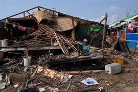 Nhiều ngôi nhà bị sập sau cơn bão Mocha tại Sittwe, Myanmar, ngày 16/5/2023. (Ảnh: AFP/TTXVN)